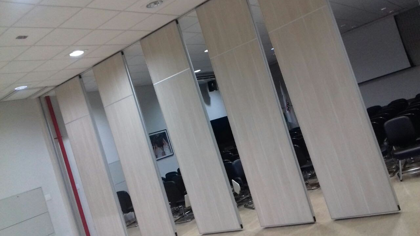 Divisória articulada em auditório